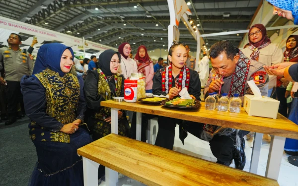 Thumbnail Kapolri Nikmati Kupi Khop di Stan Bhayangkari Aceh