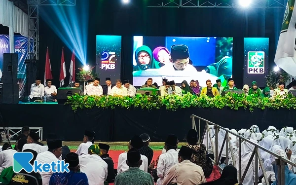 Thumbnail Berita - Gema Sholawat Dilantunkan Ribuan Warga Cilacap pada Harlah Ke-27 PKB
