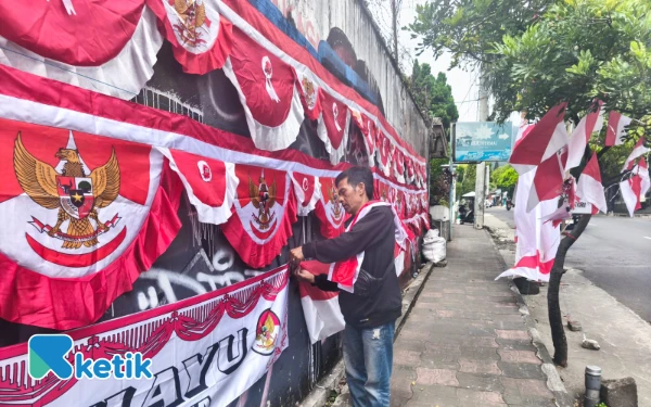Thumbnail Pedagang Bendera Merah Putih dari Garut Mulai Padati Kota Batu Jelang Agustus