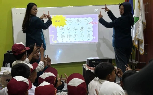 Thumbnail Mahasiswa PKM UB Ajarkan Bahasa Isyarat di SDN 3 Randuagung, Ini Tujuannya