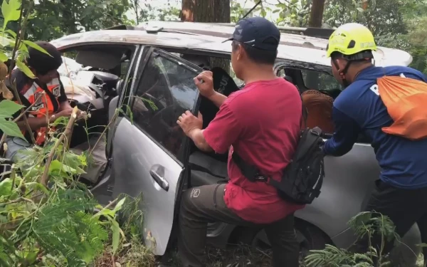 Thumbnail Berita - Mobil Rem Blong Terjun ke Jurang Pacet Cangar Mojokerto, Satu Penumpang Tewas
