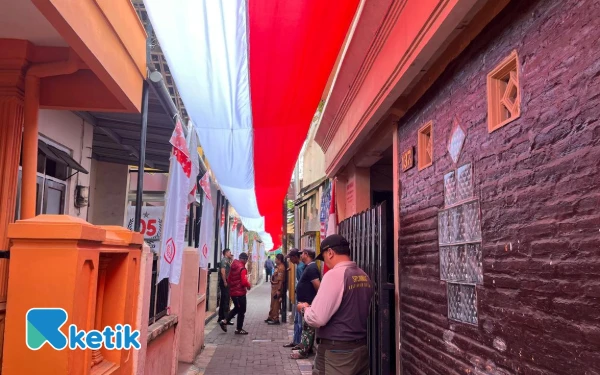 Thumbnail Semarakkan Agustusan, Warga RT 05 Bareng Kota Malang Bentangkan Bendera Sepanjang 80 Meter