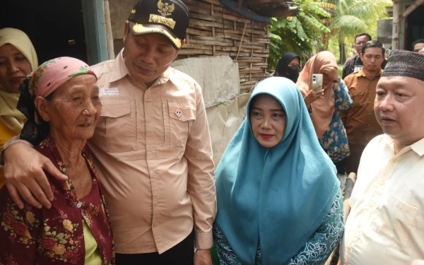 Thumbnail Berita - Bupati Sidoarjo Subandi Bantu Lansia yang Pilih Tinggal Sendirian