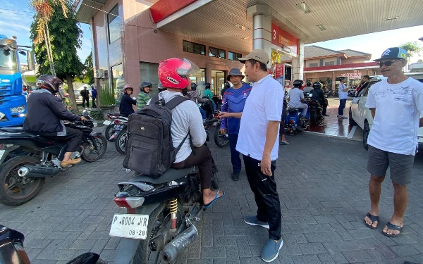 Thumbnail Bupati Bondowoso Pantau Langsung Antrean BBM, Imbau Warga Tak Panik