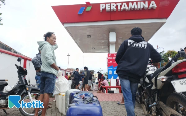 Thumbnail Berita - Krisis Pasokan BBM, Warga Jember Tempuh Jalur Ekstrem ke Banyuwangi Demi Antre di SPBU