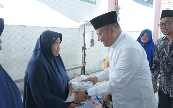 Thumbnail Berita - Hadiri Pengajian Akbar, Wakil Bupati Asahan Serahkan Paket Sembako ke Warga