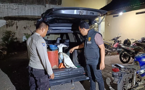 Thumbnail Berita - Timbun dan Jual BBM di Atas HET, Delapan Warga Jember Ditangkap Saat Kelangkaan Melanda