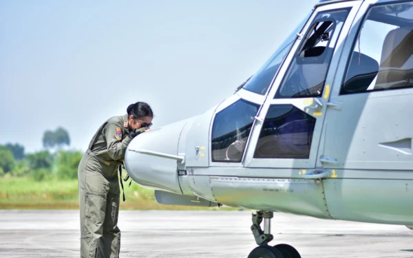 Thumbnail Sejarah! Lettu Michelle, Wanita Pertama Jabat Captain Pilot Helikopter Panther TNI AL