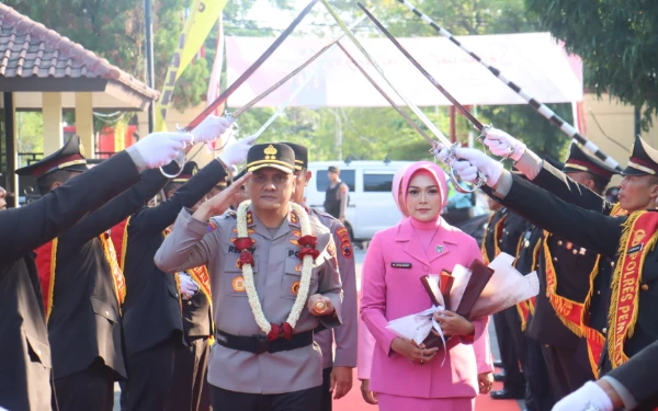 Thumbnail Berita - Pisah Sambut Kapolres Pemalang, Tradisi Pedang Pora dan Iring-Iringan Vespa Warnai Acara