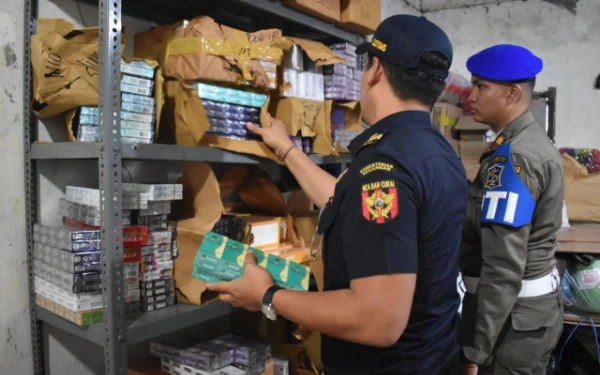 Thumbnail Satpol PP Surabaya dan Bea Cukai Sidoarjo Sita Ratusan Ribu Batang Rokok Ilegal