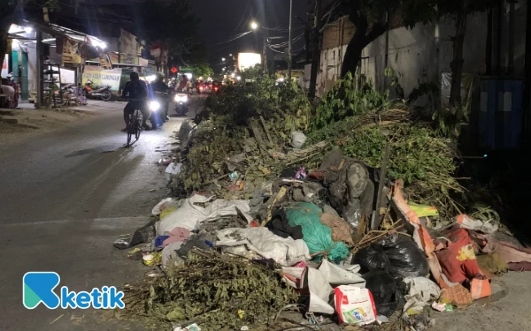 Thumbnail Menjelang Agustusan Sampah Menumpuk di Jalan Jolotundo Surabaya