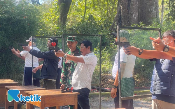 Thumbnail Berita - TNI AL Lanal Batuporon Gelar Latihan Menembak Bersama Awak Media di Bangkalan