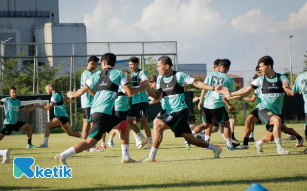 Thumbnail Eduardo Perez Puji Kualitas Toni Firmansyah Jadi Pemain Serba Bisa Persebaya