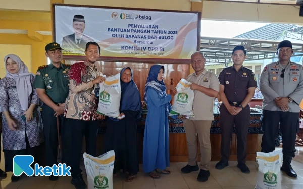 Thumbnail Berita - Eko Wahyudi dan Bulog Bojonegoro Salurkan Bantuan Beras untuk PBP di Tuban: Jangan Dijual!