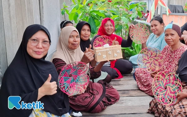 Thumbnail Dampingi Wabup Halsel Kunker, Mardiana Helmi Bersua Ibu-Ibu PKK Pulau Gala