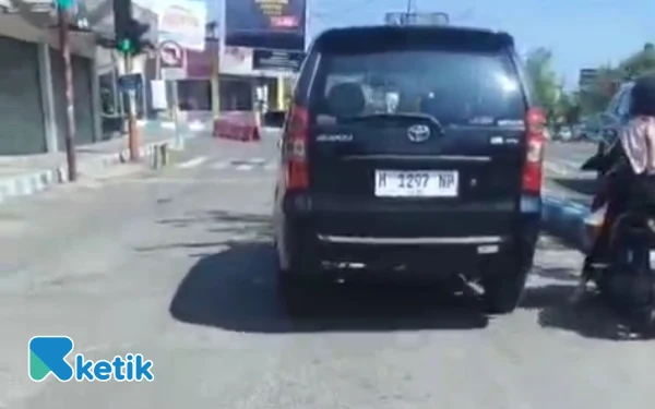 Thumbnail Viral! Dipakai Karang Taruna, Pelat Mobil Dinas Setdakab Sampang Diganti Putih