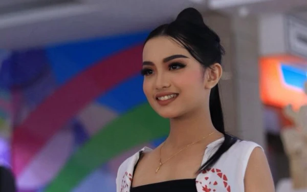Thumbnail Berita - Kainaya Hutari Bonggadika, Model Muda Asal Toraja yang Angkat Budaya Lewat Fashion