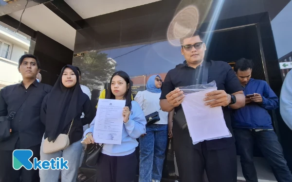 Thumbnail Ditipu WO Abal-Abal, Puluhan Calon Pengantin Lapor ke Polrestabes Surabaya