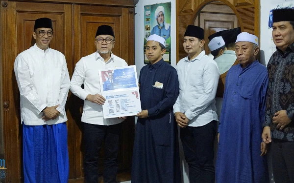 Thumbnail Zulkifli Hasan Sambangi Ponpes Al Utsmani, Isyarat Gus Baqir Jadi PAN Bondowoso?