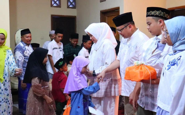 Thumbnail Berita - Hari Pertama Tempati Rumah Dinas, Kapolres Pekalongan Santuni Anak Yatim