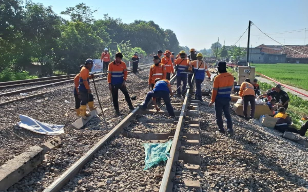 Thumbnail Berita - KA Pandalungan Telat Hampir 14 Jam Akibat Anjloknya Argo Bromo Anggrek di Subang