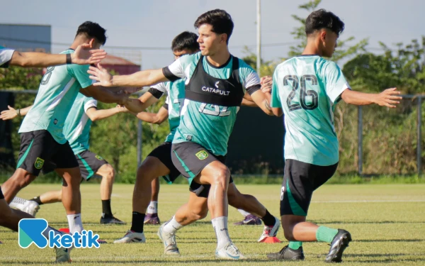 Thumbnail Eduardo Perez Beri Sinyal Tak Tambah Pemain Asing Persebaya, Ini Alasannya