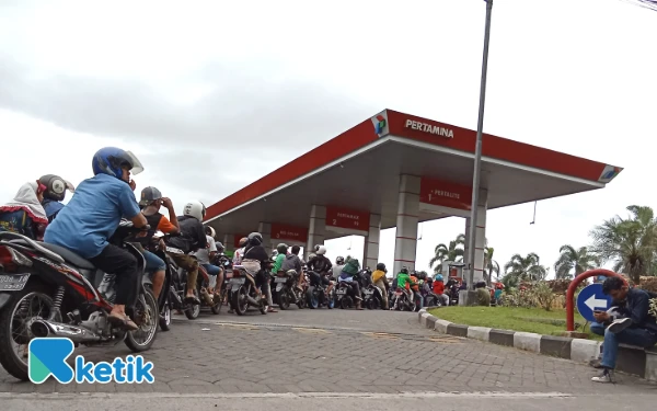 Thumbnail Berita - Kelangkaan BBM Ungkap Adanya Tengkulak yang Membeli dalam Jumlah Besar