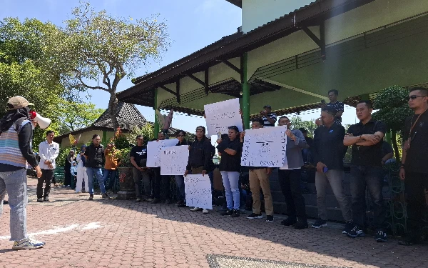 Thumbnail Jurnalis Bondowoso Gelar Aksi Damai, Kecam Kekerasan Wartawan di Situbondo