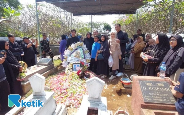 Thumbnail Berita - Isak Tangis Warnai Pemakaman Marsma Fajar Adriyanto di Probolinggo