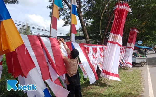 Thumbnail Berita - Pedagang Bendera di Simeulue Keluhkan Kurangnya Pembeli