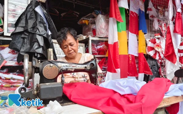 Thumbnail Tahun Lalu Sempat Lesu, Pedagang Bendera di Surabaya Banjir Pesanan
