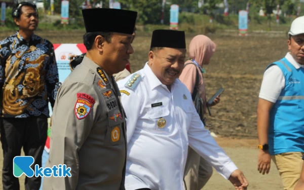 Thumbnail Berita - [Foto] Wakapolri Baru Komjen Dedi Prasetyo Tanam Jagung di Jombang