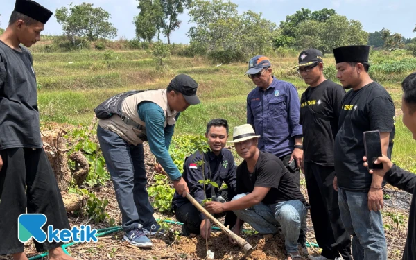 Thumbnail Dukung Penghijauan, PSHT Ketapang Sampang Tanam Bibit Pohon Bersama Dinas Kehutanan