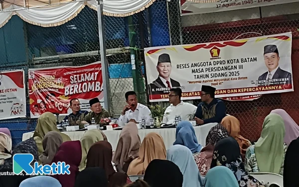 Thumbnail Berita - Reses di Tiban Palm, Wakil Ketua DPRD Batam Aweng Kurniawan Serap Aspirasi dan Edukasi Soal Legalitas Lahan