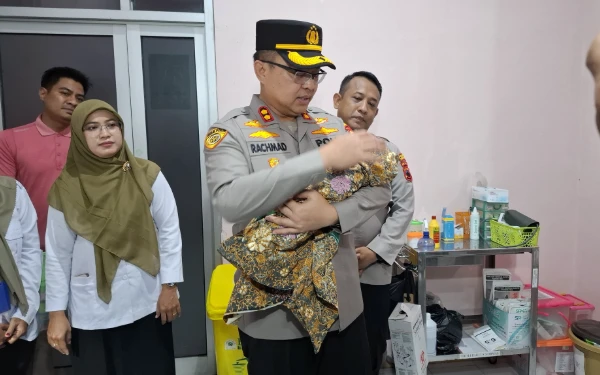 Thumbnail Berita - Misteri Penemuan Bayi Perempuan di Sijeruk, Kapolres Pekalongan Turun Langsung Berikan Bantuan