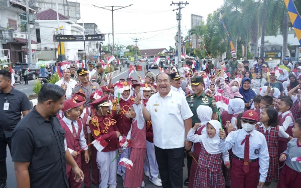 Thumbnail Berita - Bupati Asahan Bagikan Bendera Merah Putih: Jangan Kalah dari Bendera Fiksi