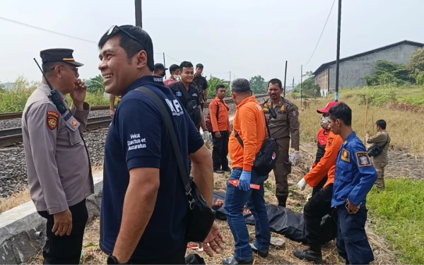 Thumbnail Asyik Cari Burung, Pria 60 Tahun Tewas Tertabrak Kereta Api di Babat Jerawat Surabaya