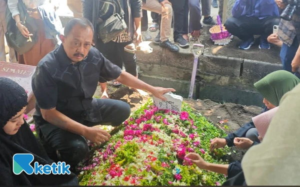 Thumbnail Armuji Lepas Kepergian Ibunda Tercinta di TPU Keputih Surabaya