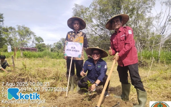 Thumbnail Berita - Hijaukan Lae Treup, Wabup Aceh Singkil Ikut Tanam Dua Ribu Pohon