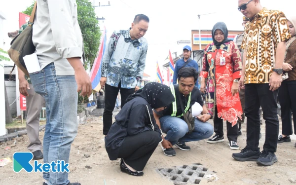 Thumbnail Berita - Wabup Sidoarjo Mimik Idayana Cek Drainase, Jalan Beton Gedangan-Betro Hampir Tuntas