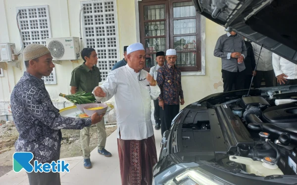 Mobil Dinas Wabup Aceh Singkil Dilakukan Tradisi Peusijuek, Didoakan Selamat