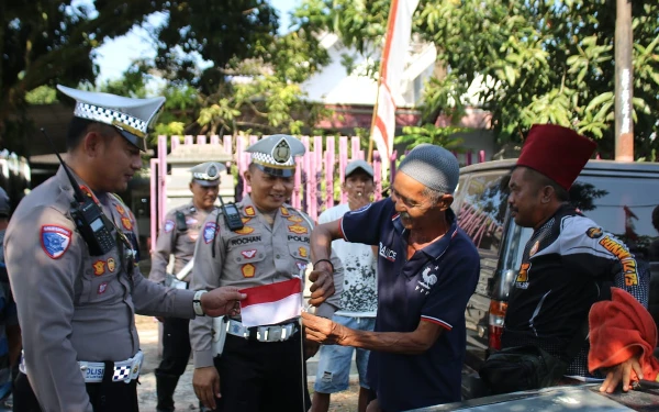 Thumbnail Satlantas Polres Bondowoso Tebar Semangat Kemerdekaan Lewat Bagi-Bagi Bendera di Pasar Hewan