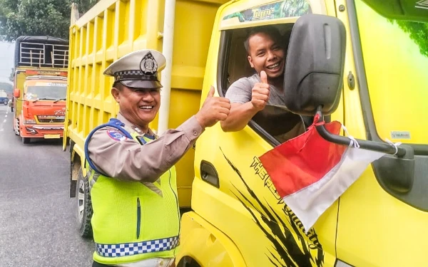 Thumbnail Berita - Tumbuhkan Rasa Nasionalisme, Polsek dan Polantas di Labuhan Batu Bagikan Bendera Merah Putih