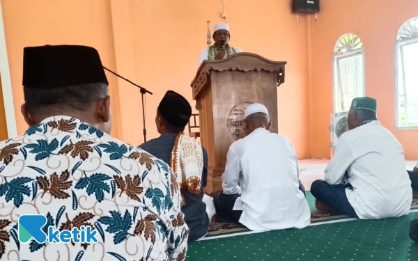 Thumbnail Berita - Padatnya Aktivitas, Wabup Aceh Singkil Sempatkan Sholat Jumat Berjamaah di Desa Bersama Warga