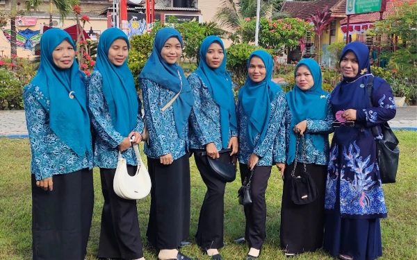 Thumbnail Berita - Semangat 45! Ibu-Ibu PKK Desa Gelaman Kompak Ramaikan Lomba Agustusan di Pendopo Kecamatan Arjasa