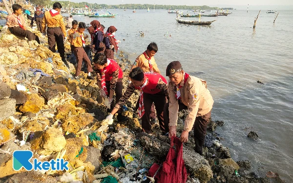 Thumbnail Pantai Suramadu Kini Lebih Bersih! Aksi Heroik Pramuka Surabaya Bikin Bangga