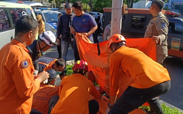 Thumbnail Pemotor Tewas di Ahmad Yani Surabaya Usai Hindari Pikap Memotong Jalan