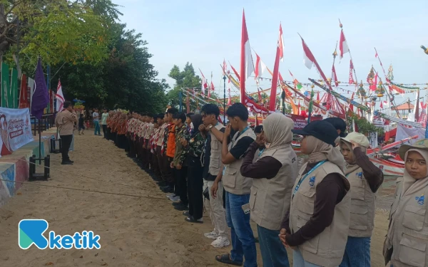 Thumbnail Berita - Sambut Hari Pramuka Ke-64, Kwarcab Sumenep Kompak Bersih-Bersih Pantai Badur