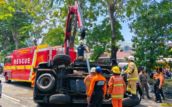 Thumbnail Toyota Land Cruiser Tabrak Pohon hingga Terbalik di Jalan Ahmad Yani Surabaya