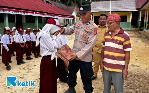 Thumbnail Berita - Polsek Danau Paris Beri Bantuan Peralatan Sekolah di SDN Sintuban Makmur